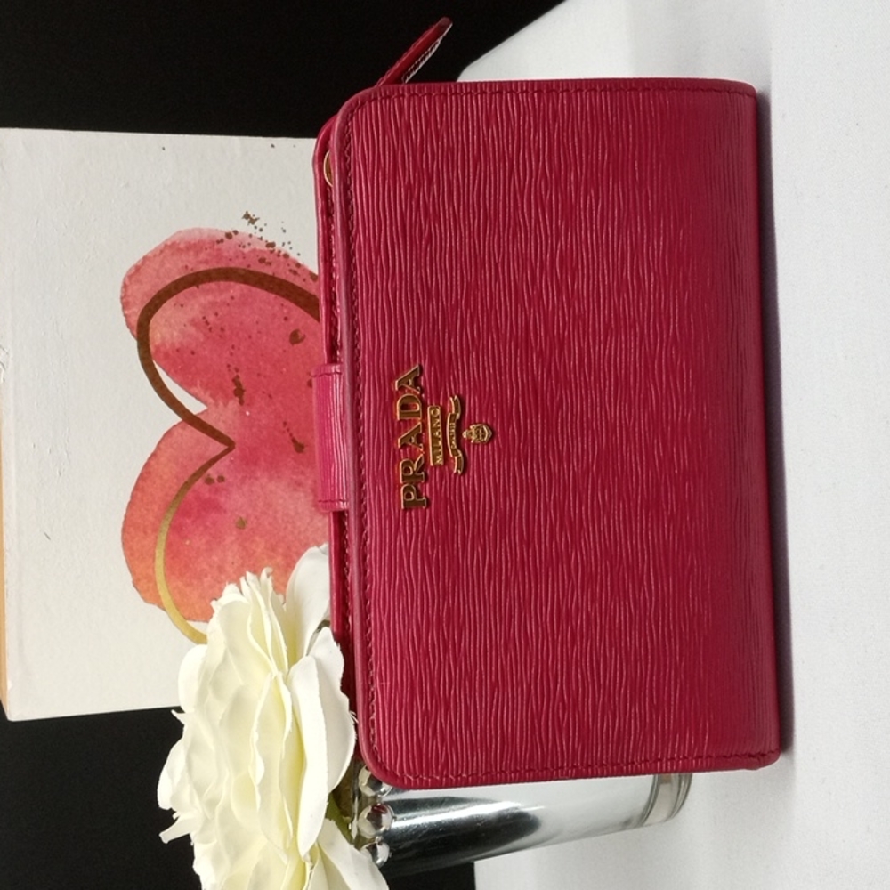 AUTHENTIC PRADA SMALL SAFFIANO LEATHER WALLET GORGEOUS!!! AMAZING PRICE!